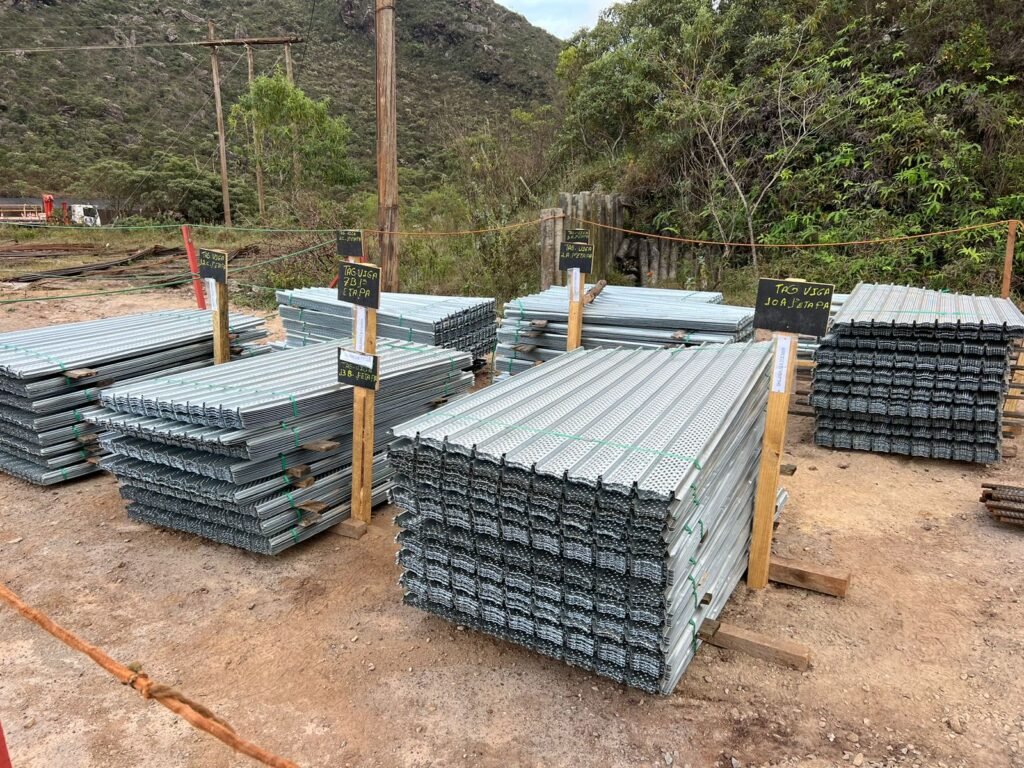 Foto da formas em uma construção do Grupo Life