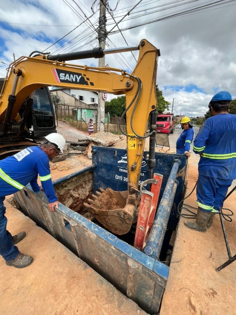 Sistema de escoramento de vala em obra urbana